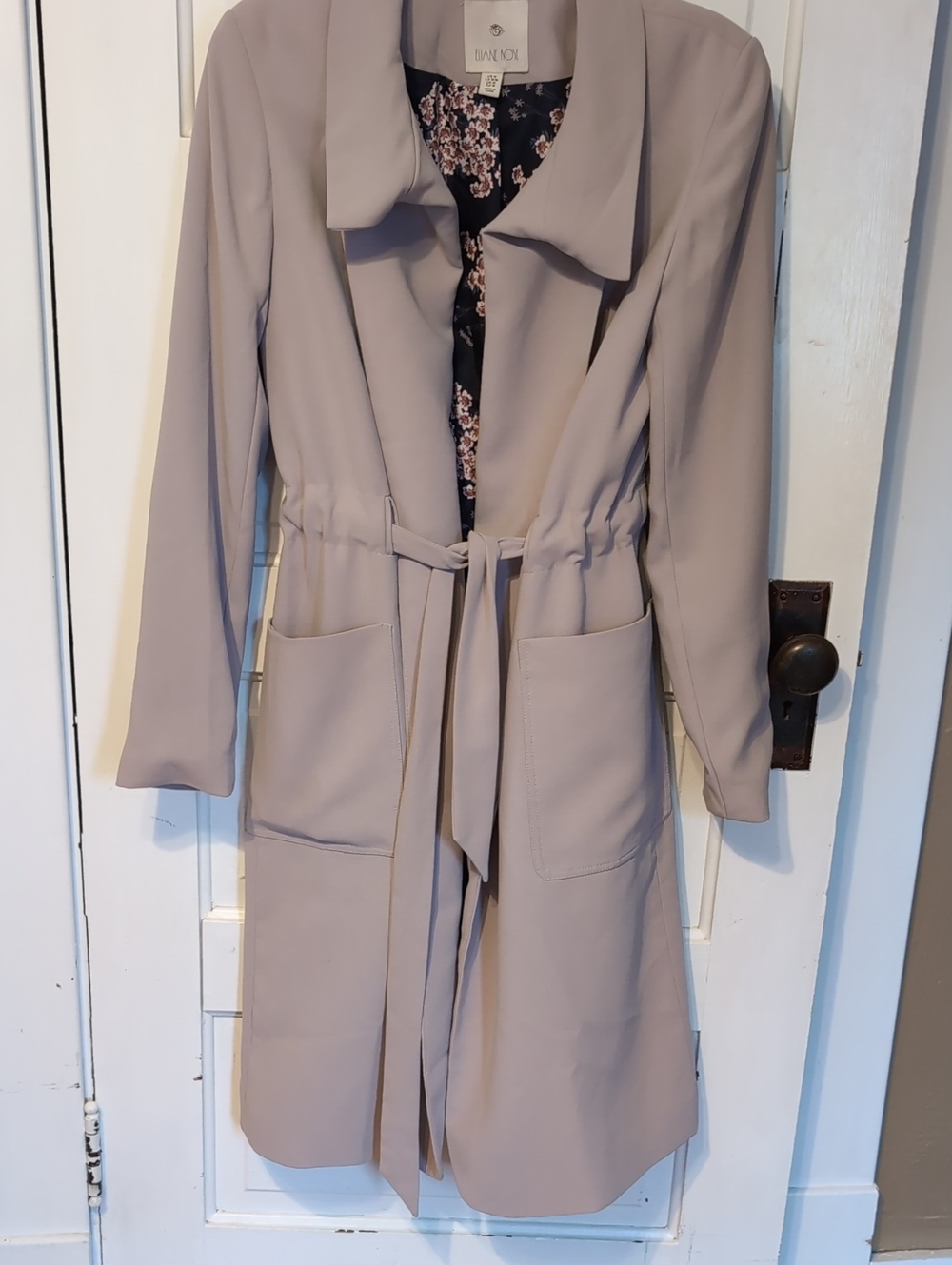 Llght beige open-front lightweight Trench with contrasting dark floral liner